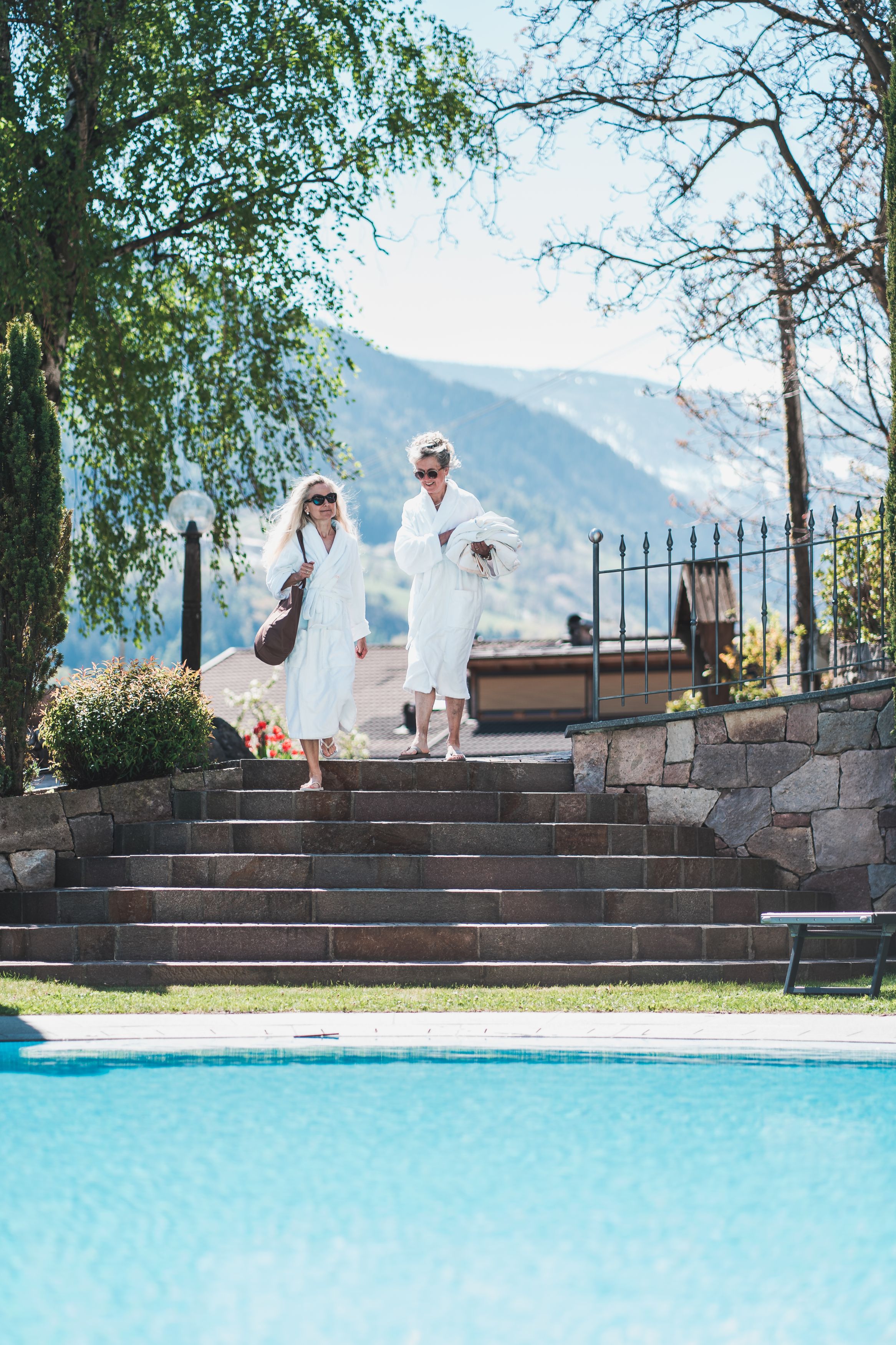 Bademantel, Bergblick und Poolglück – Hotel Am Sonneck