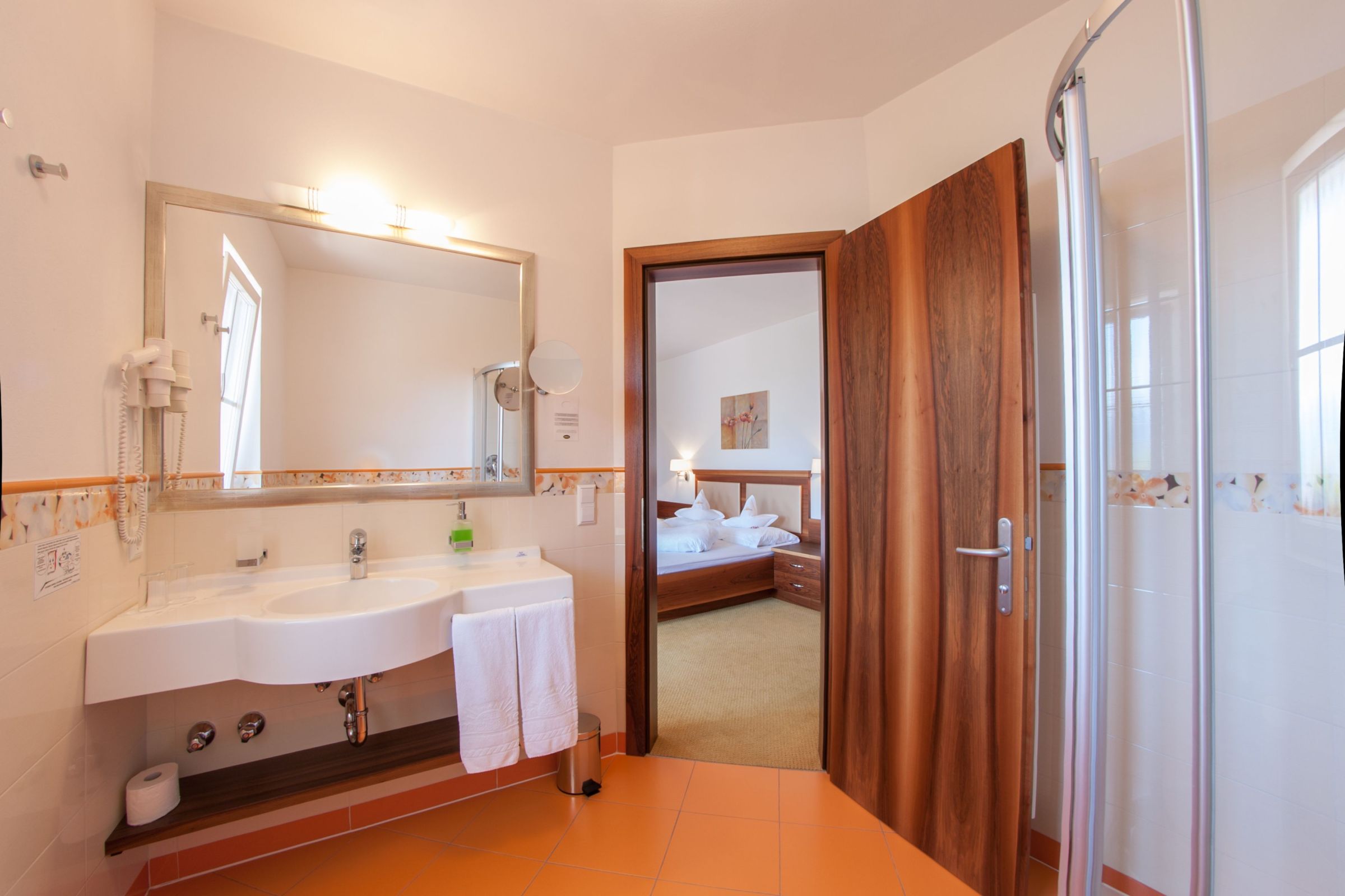 Badezimmer mit Dusche im Doppelzimmer Panorama – Hotel Am Sonneck