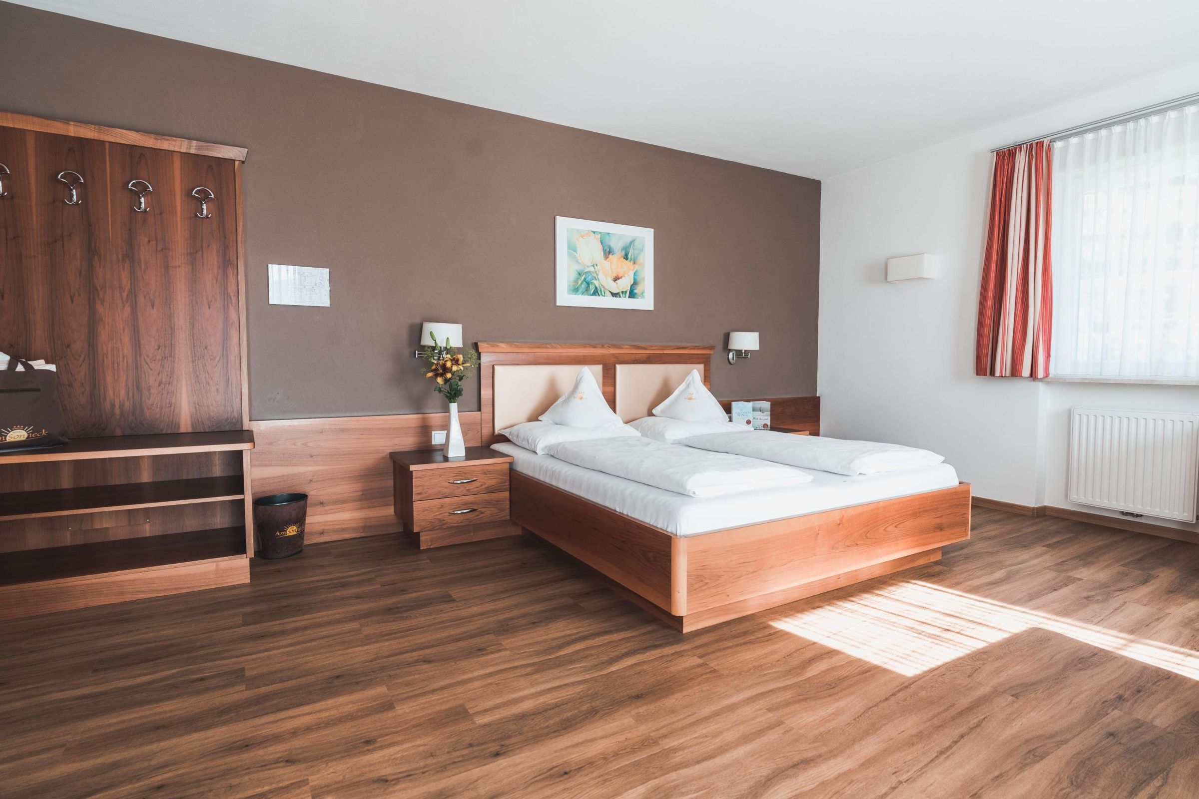 Doppelzimmer Sonneck Deluxe mit gemütlicher Sitzecke – Hotel Am Sonneck