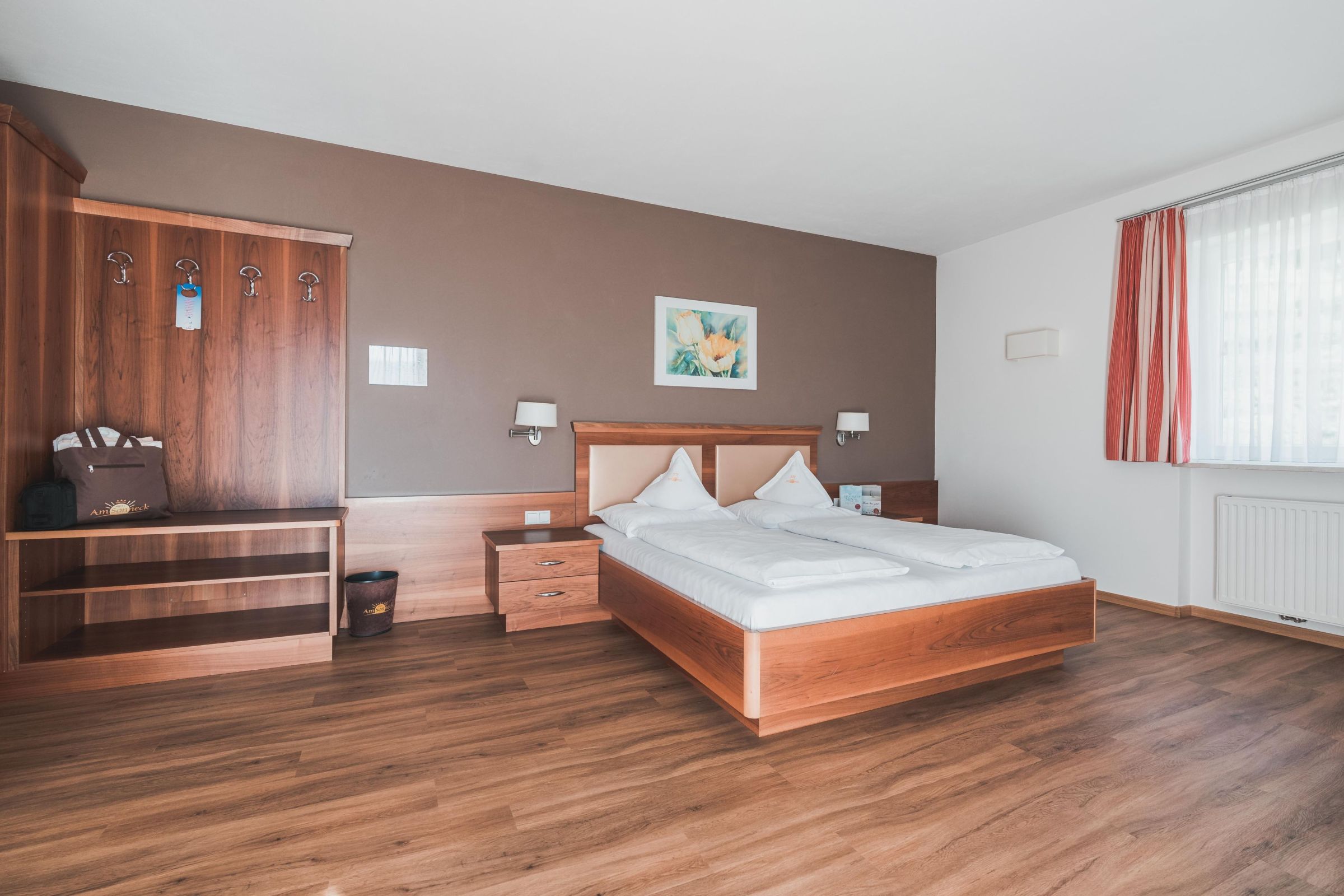 Doppelzimmer Sonneck Deluxe mit großzügigem Schlafbereich – Hotel Am Sonneck