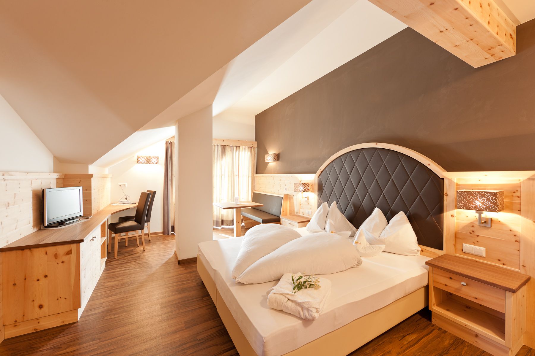 Geräumige Sonneck Suite mit Balkon – Hotel Am Sonneck