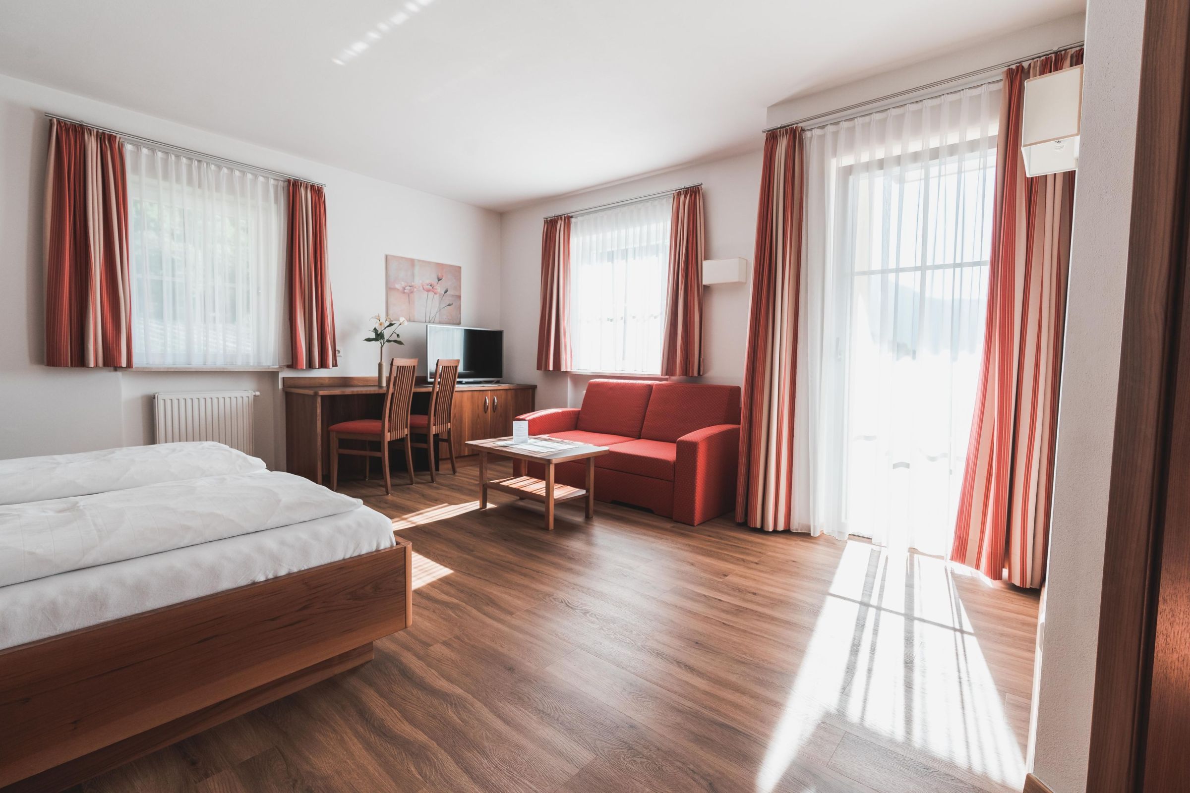 Geräumiges Doppelzimmer Sonneck Deluxe mit Wohnbereich – Hotel Am Sonneck