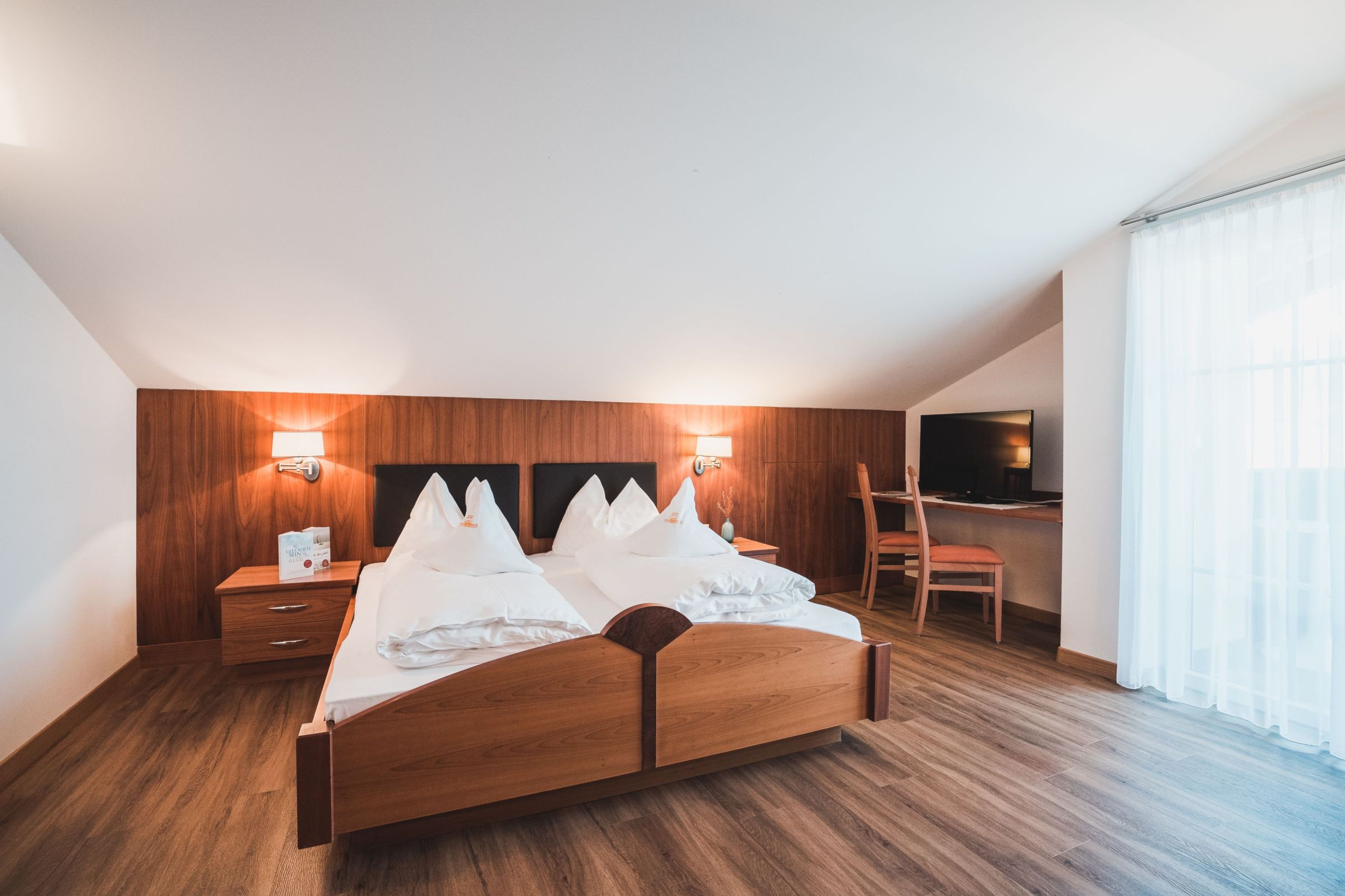 Großzügiges Doppelzimmer Panorama mit Doppelbett und TV – Hotel Am Sonneck