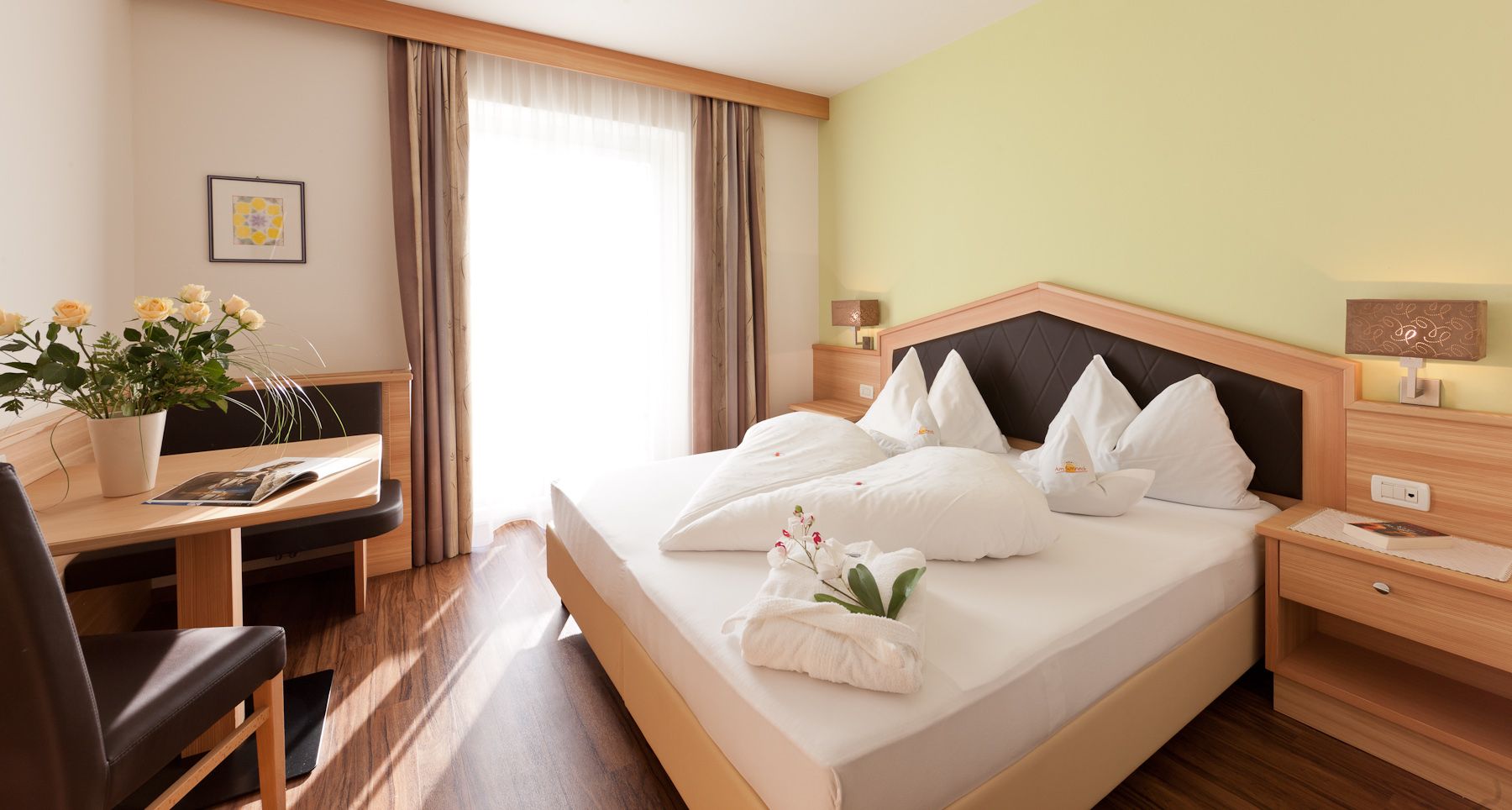 Helles Doppelzimmer Panorama mit gemütlicher Sitzecke – Hotel Am Sonneck