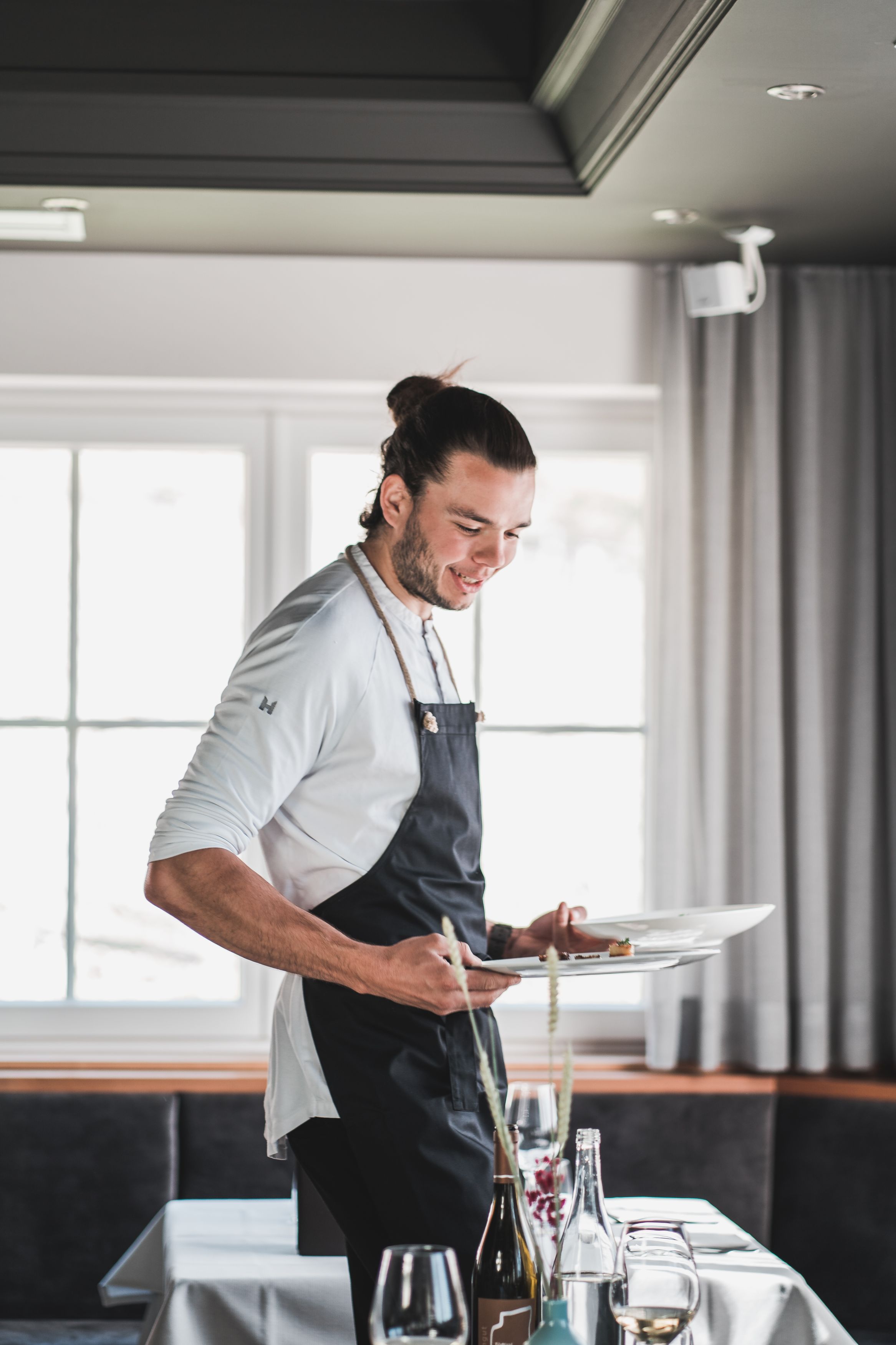 Juniorchef Philipp beim Abendservice - Hotel Am Sonneck