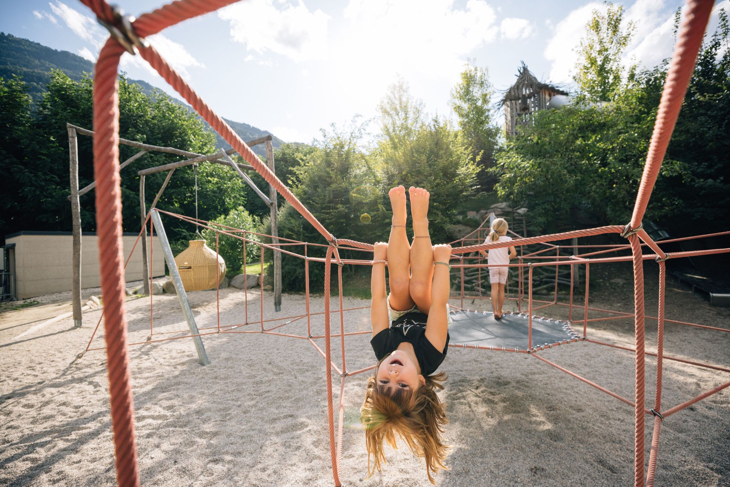 Klettern auf dem Spielplatz Hotel Am Sonneck