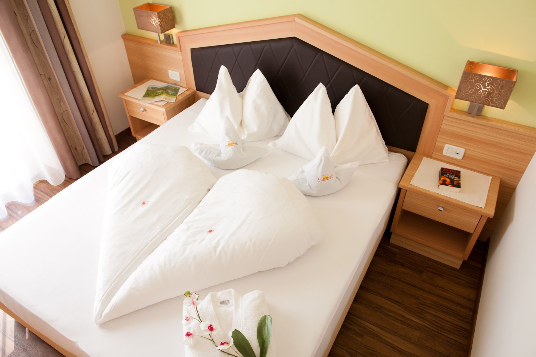 Liebevoll vorbereitetes Doppelbett im Doppelzimmer Panorama – Hotel Am Sonneck
