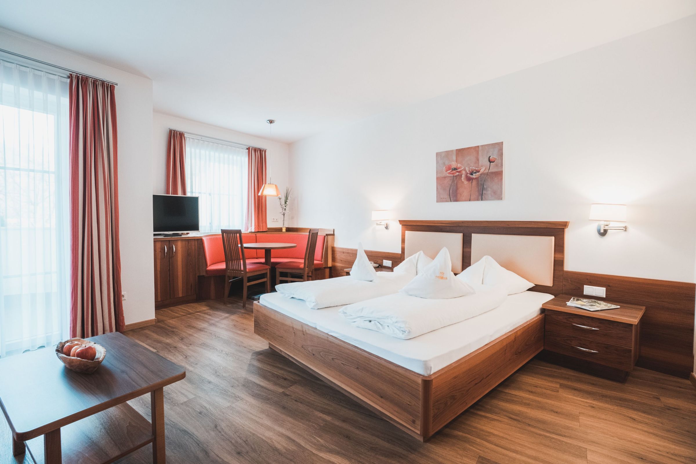 Sonneck Suite mit Sitzecke und TV – Hotel Am Sonneck